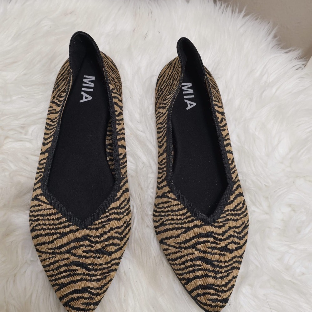 MIA Women's Tan and Black Flats🌴✌️ - Picture 5 of 6